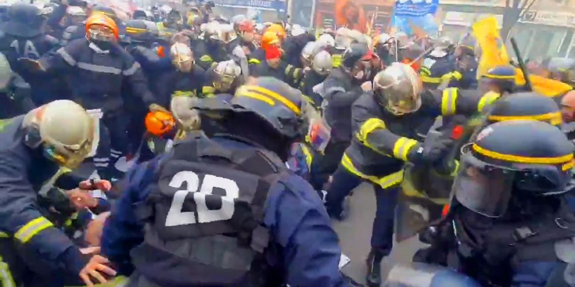 Frankreichs Polizei geht brutal gegen streikende Feuerwehr-Leute vor