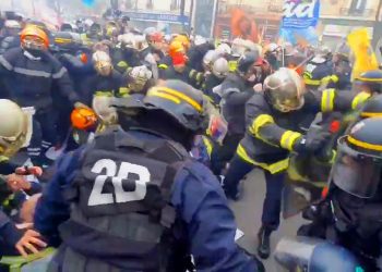 Frankreichs Polizei geht brutal gegen streikende Feuerwehr-Leute vor