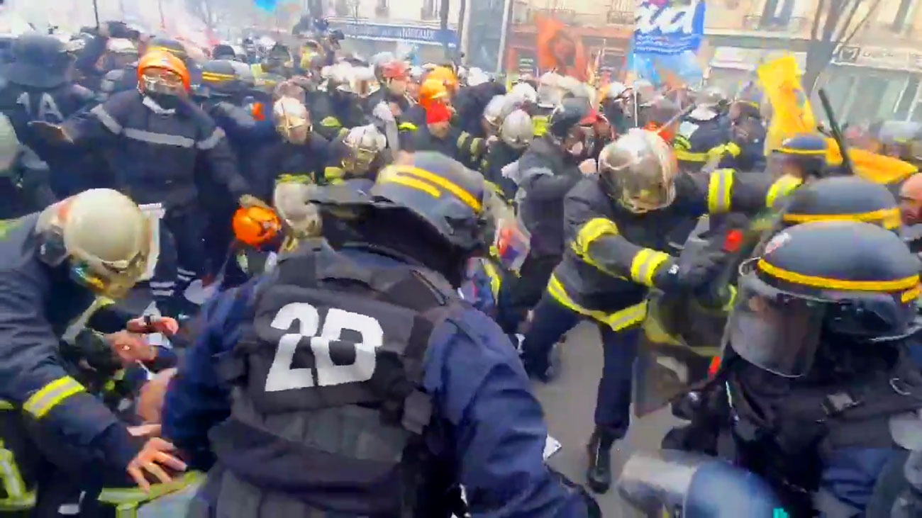 Frankreichs Polizei geht brutal gegen streikende Feuerwehr-Leute vor