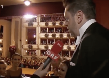 WKO-Präsident Mahrer hetzt beim Opernball mit seinen Logen-Gästen über die Arbeiterkammer. Gezahlt wurde seine Loge von WKO-Mitgliedsbeiträgen.