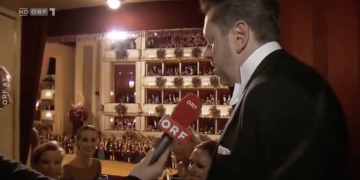 WKO-Präsident Mahrer hetzt beim Opernball mit seinen Logen-Gästen über die Arbeiterkammer. Gezahlt wurde seine Loge von WKO-Mitgliedsbeiträgen.