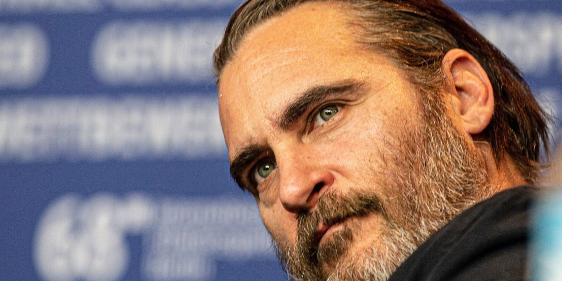 Auf diesem Foto sieht man Joaquin Phoenix, der bei den Oscars 2020 den Preis als bester Hauptdarsteller gewann. In seiner emotionalen Rede thematisierte er die globale Ungleichheit.