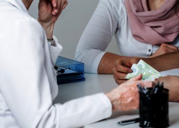 Krankenkassen im Minus: Schwarz-Blau schrieb Pflicht zu Arztgebühren ins Gesetz