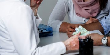 Krankenkassen im Minus: Schwarz-Blau schrieb Pflicht zu Arztgebühren ins Gesetz