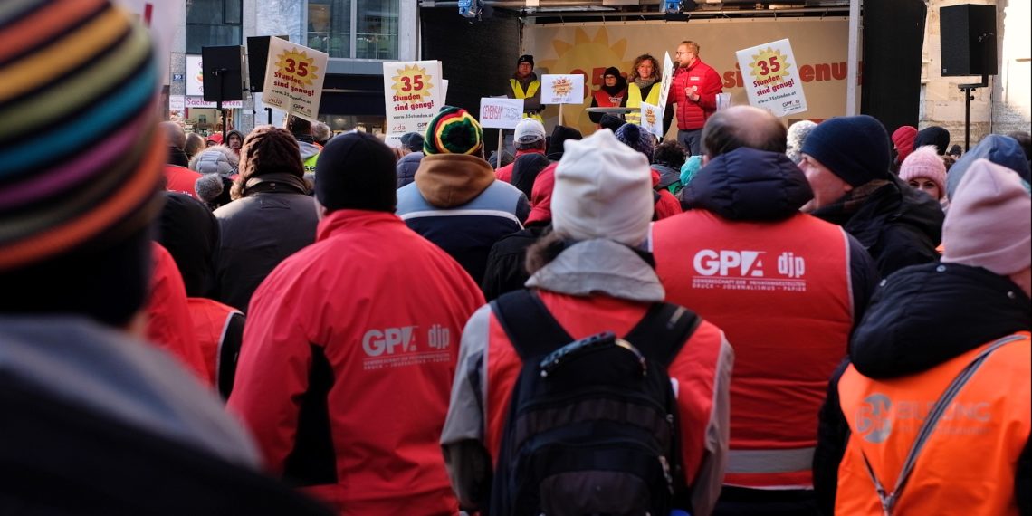 Bei der Kollektiv-Vertrag wird derzeit neu verhandelt. Die Gewerkschaft demonstiert für den 35 Stunden Tag. Denn die Erfahrung zeigt: In den sozialen Berufen, wie Pflegeassistenz, sind 40 Stunden nicht möglich.