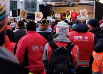 Bei der Kollektiv-Vertrag wird derzeit neu verhandelt. Die Gewerkschaft demonstiert für den 35 Stunden Tag. Denn die Erfahrung zeigt: In den sozialen Berufen, wie Pflegeassistenz, sind 40 Stunden nicht möglich.