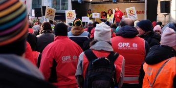 Bei der Kollektiv-Vertrag wird derzeit neu verhandelt. Die Gewerkschaft demonstiert für den 35 Stunden Tag. Denn die Erfahrung zeigt: In den sozialen Berufen, wie Pflegeassistenz, sind 40 Stunden nicht möglich.