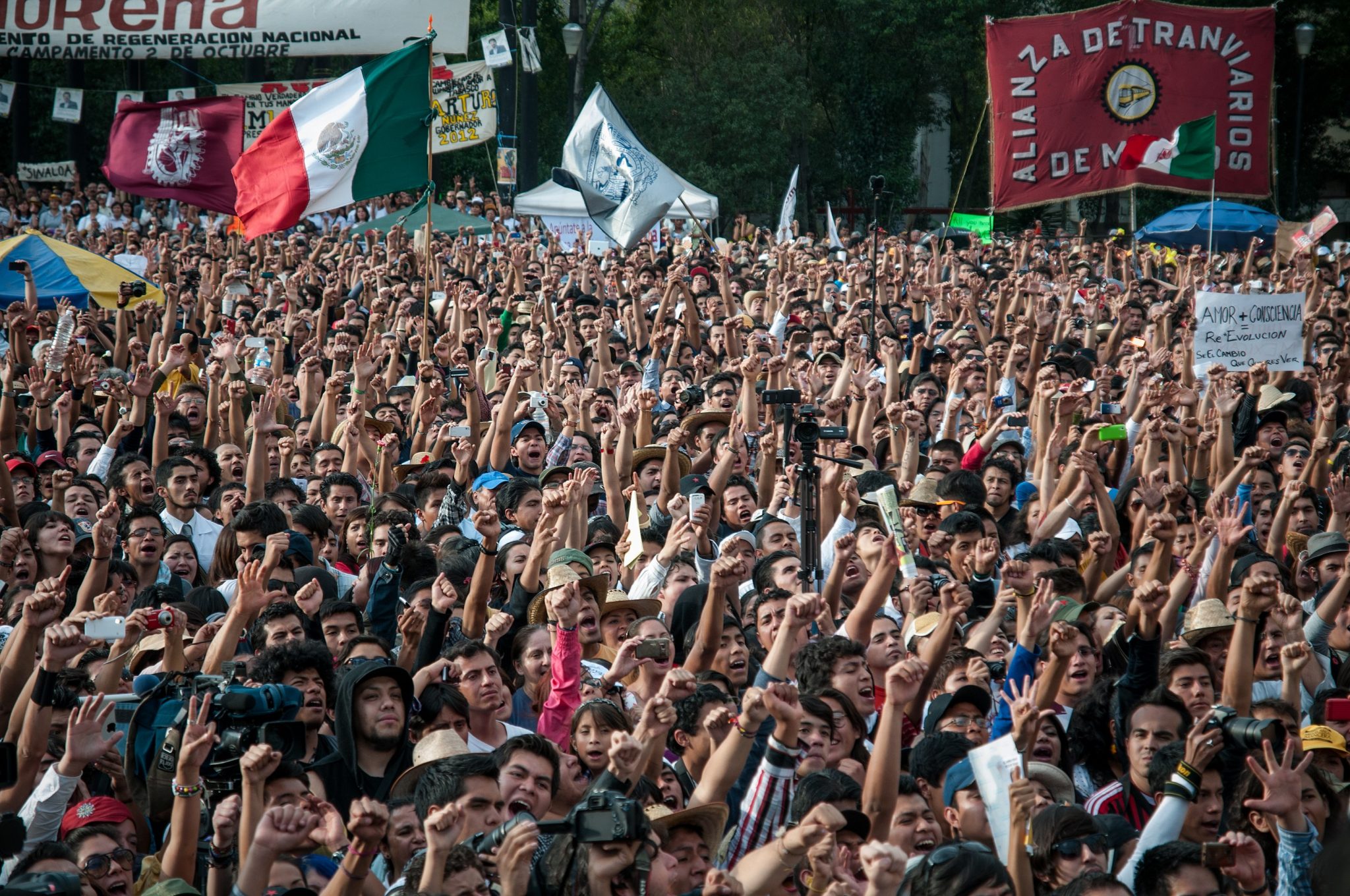 Hier sieht man eine Menschenmenge, die Andrés Manuel López Obrador bejubelt.