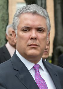 Auf dem Foto erkennt man Kolumbiens umstrittenen Präsidenten Iván Duque.