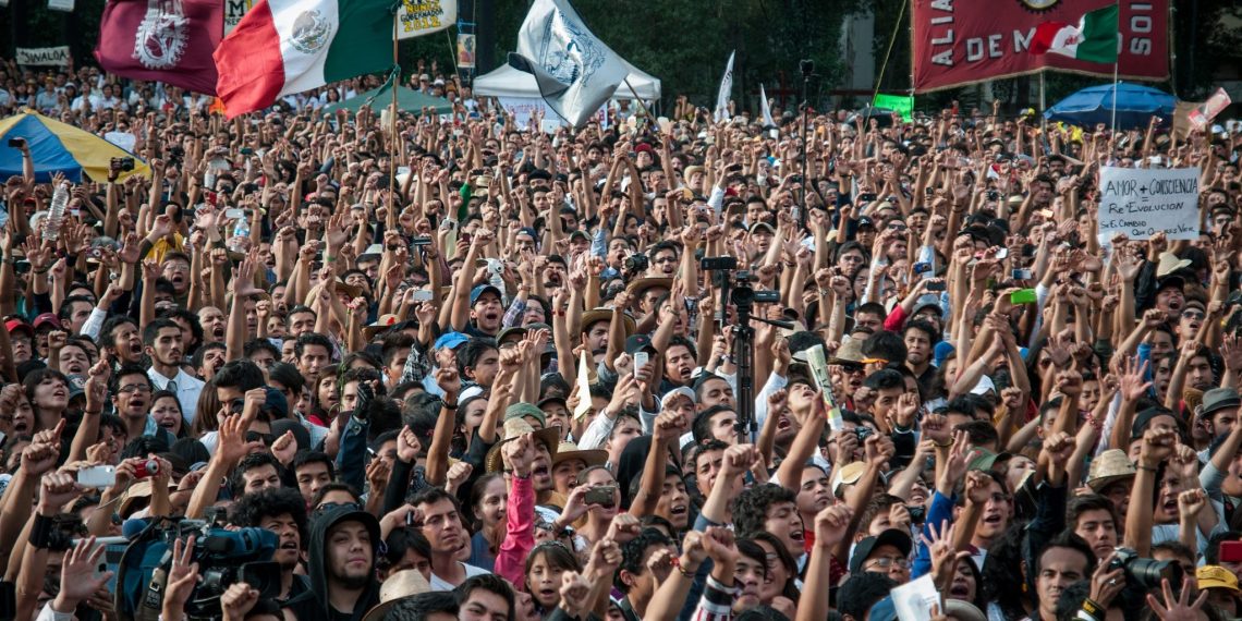 Hier sieht man eine Menschenmenge, die Andrés Manuel López Obrador bejubelt.