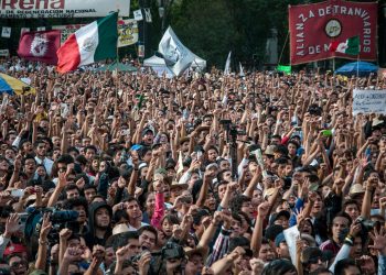 Hier sieht man eine Menschenmenge, die Andrés Manuel López Obrador bejubelt.