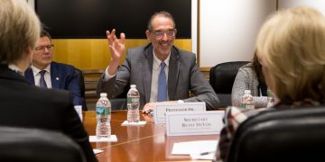 Das Foto zeigt Bildungsminister Fassmann, der mit der Regierung aus ÖVP und Grünen, die Unis für Eliten umbaut.