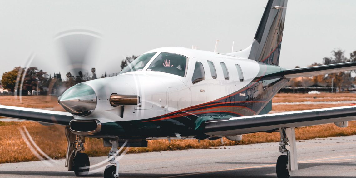 Corona: Reiche flüchten mit Privatjets und Ärzten, Prekäre und Arme sind in ihrer Existenz bedroht