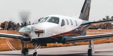 Corona: Reiche flüchten mit Privatjets und Ärzten, Prekäre und Arme sind in ihrer Existenz bedroht