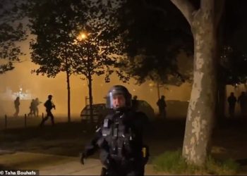 Ausgangssperren mit Polizeigewalt durchgesetzt: Heftige Proteste in Frankreichs Banlieues