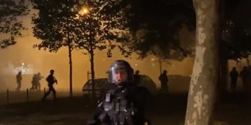 Ausgangssperren mit Polizeigewalt durchgesetzt: Heftige Proteste in Frankreichs Banlieues