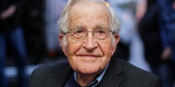 Noam Chomsky zur Corona-Krise: Profitgier kostet Menschenleben
