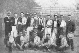 Das Foto zeigt den First Vienna FC bei einem Turnier am Fußballplatz. Der Verein schreibt eine lange Geschichte. hohe warte