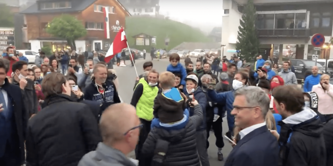 Kurz auf Corona-Tour: Ohne Mindestabstand, ohne Maske