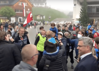 Kurz auf Corona-Tour: Ohne Mindestabstand, ohne Maske