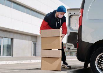 Scheinselbstständige Postboten: Razzia bei Amazon