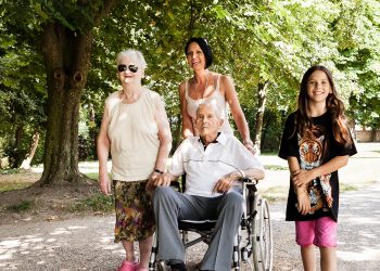 „Belastet, hilflos, allein gelassen“ – Studie zeigt, wie schlecht es pflegenden Angehörigen in der Corona-Krise geht