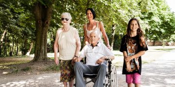 „Belastet, hilflos, allein gelassen“ – Studie zeigt, wie schlecht es pflegenden Angehörigen in der Corona-Krise geht