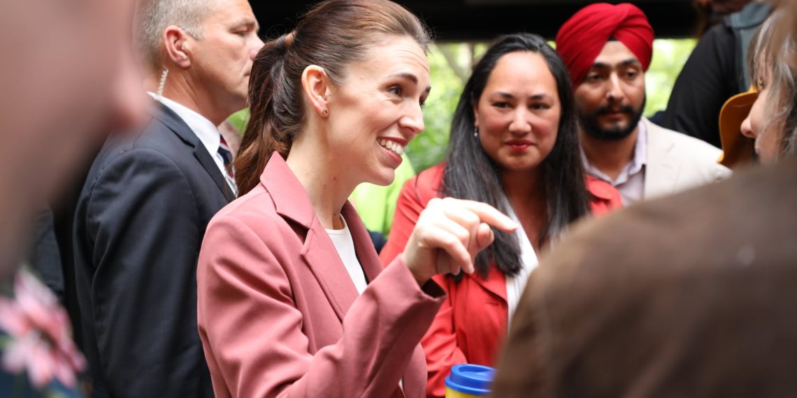 Absolute für Ardern: Neuseelands Sozialdemokraten schaffen höhere Löhne & stoppen Immobilienspekulation
