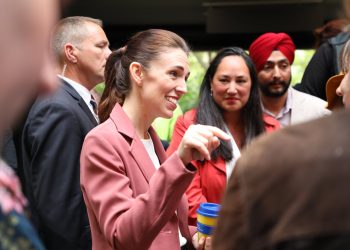Absolute für Ardern: Neuseelands Sozialdemokraten schaffen höhere Löhne & stoppen Immobilienspekulation