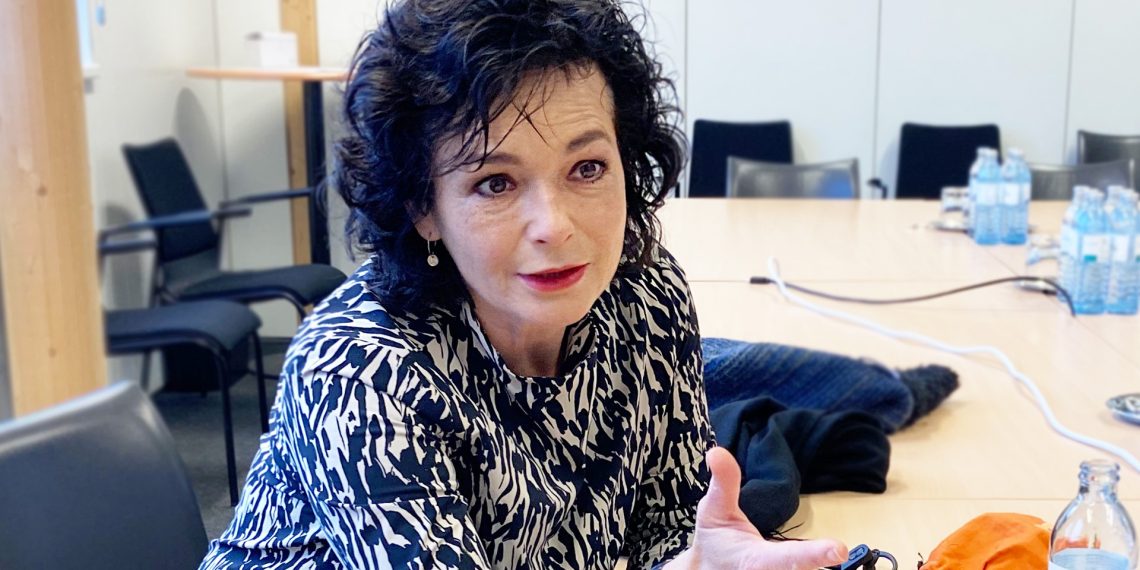 Katharina Stemberger sorgt sich um eine Gesellschaft, die es duldet, dass die Allerärmsten im Dreck versinken