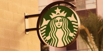 Starbucks stehen 280 mal mehr Corona-Hilfen zu, als Steuern fürs ganze Jahr bezahlt wurden