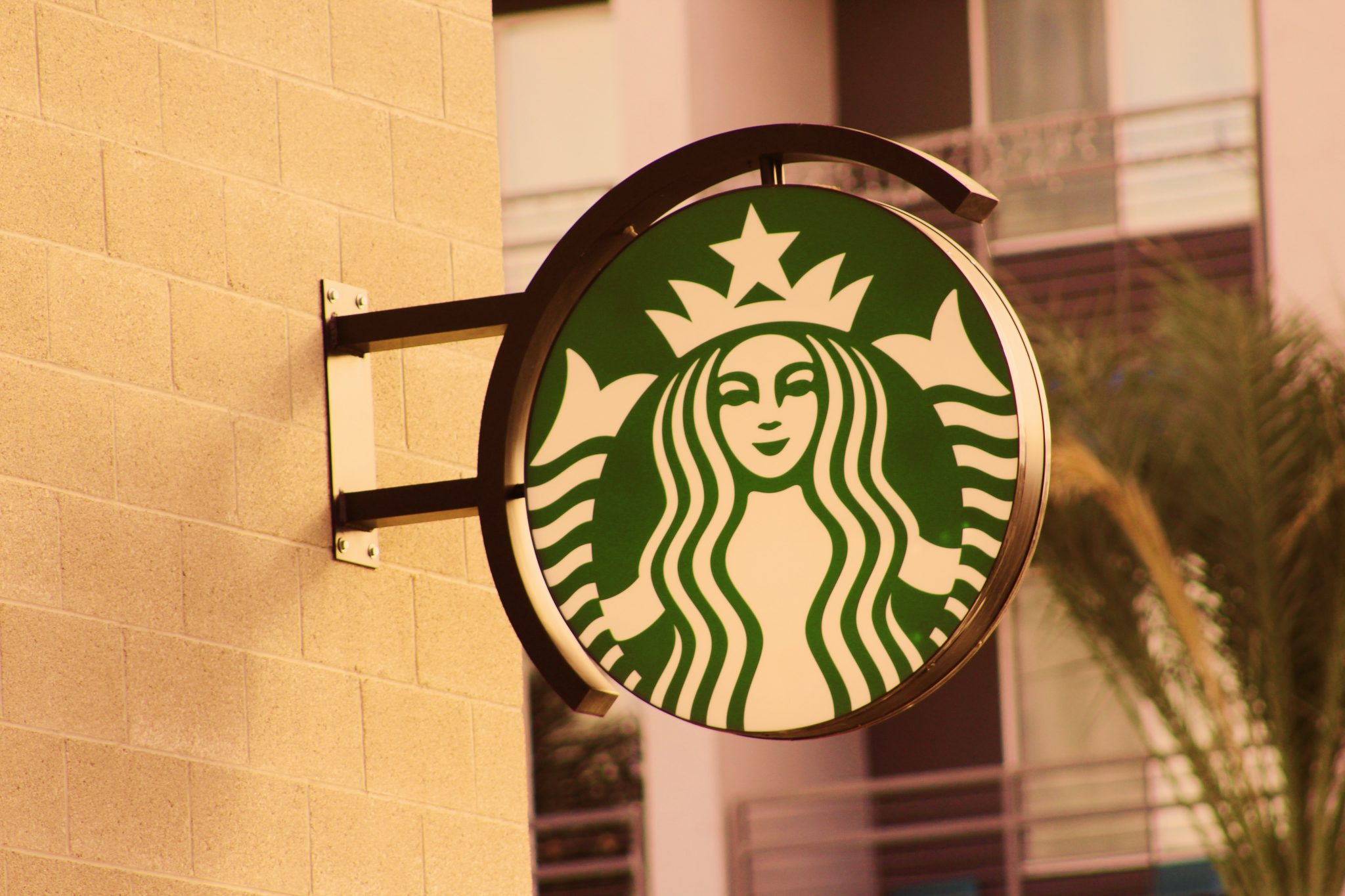 Starbucks stehen 280 mal mehr Corona-Hilfen zu, als Steuern fürs ganze Jahr bezahlt wurden