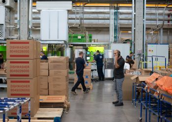 Schuften im Lager für 1.000 Euro – AK klagt erfolgreich 500 Euro mehr Lohn ein