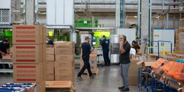 Schuften im Lager für 1.000 Euro – AK klagt erfolgreich 500 Euro mehr Lohn ein