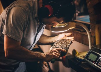 Chaos um Corona-Hilfsgelder: 12 Mitarbeiter vergeben 15 Mrd. – viele Kleinunternehmer am Ende