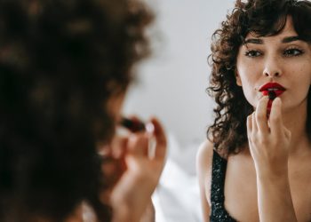 Kosmetikprodukte: Jede Woche landet die Plastik-Menge einer Kreditkarte in unserem Körper