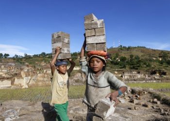 Ein einfaches Gesetz kann verhindern, dass Konzerne Menschen und Umwelt ausbeuten