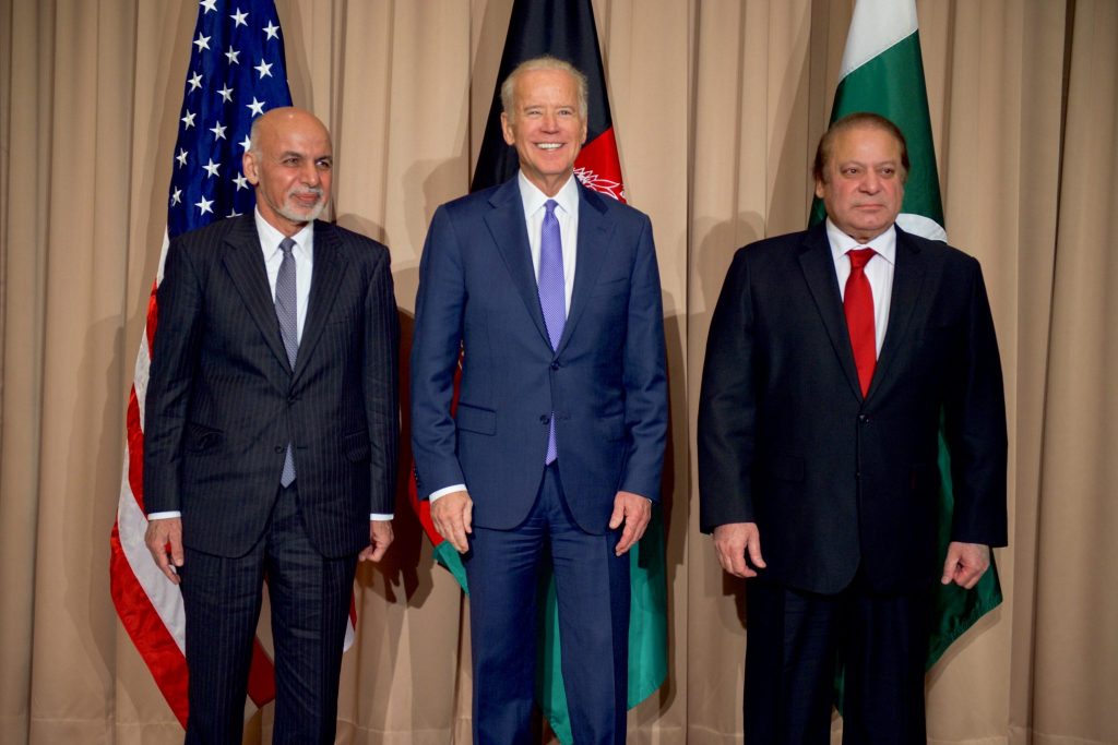 USA kündigen Abzug aus Afghanistan an. 2016 traf Joe Biden Ashram Ghani und Nawaz Sharif in Davos.