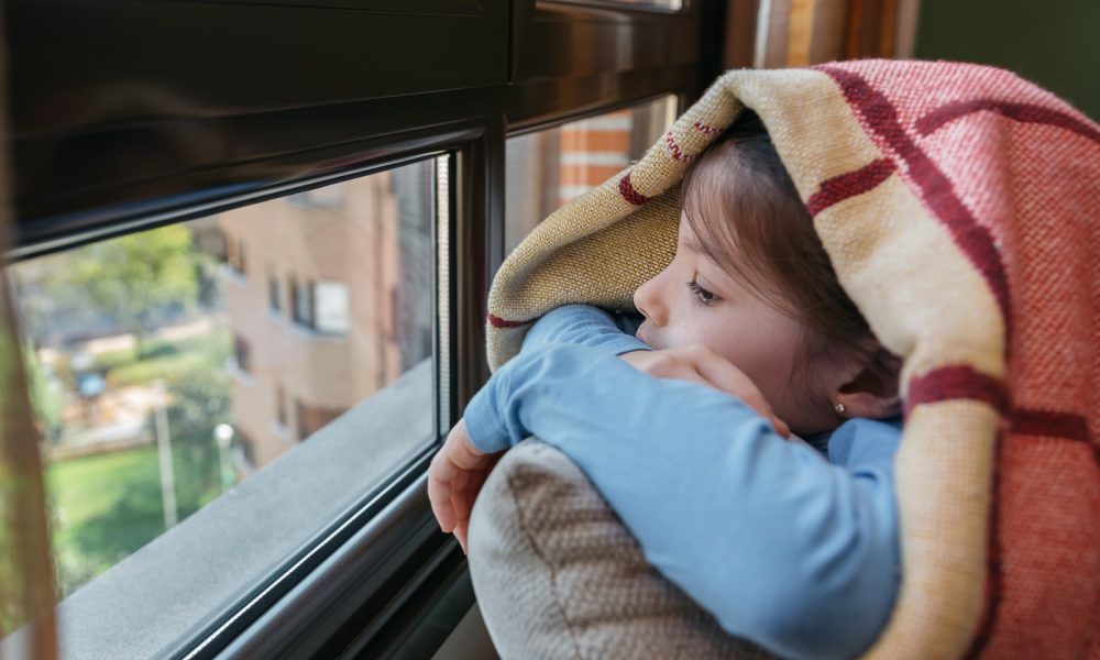 So schaut Kinderarmut aus: Aufwärmen in Einkaufszentren und mit Wintermantel im Kinderzimmer