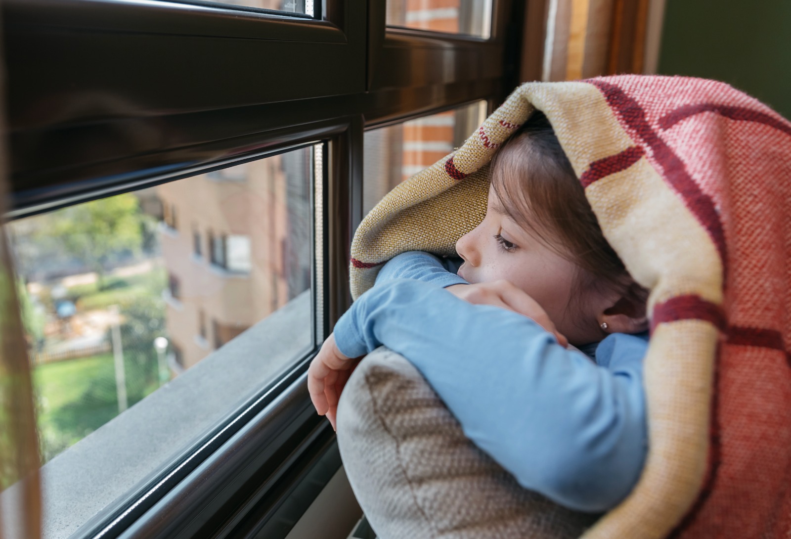So schaut Kinderarmut aus: Aufwärmen in Einkaufszentren und mit Wintermantel im Kinderzimmer