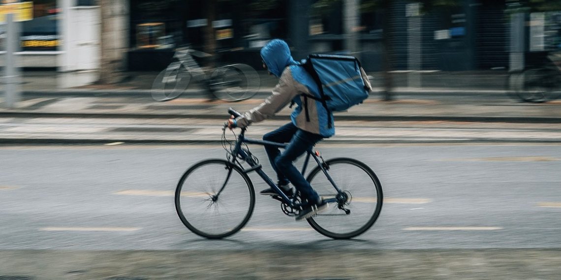 Liefer-Boom: Fahrradboten stellen Essen zu Hungerlöhnen zu, darauf bauen Aktionäre Milliardenwerte auf