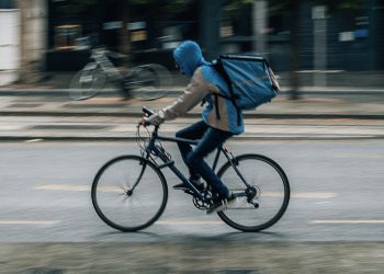 Liefer-Boom: Fahrradboten stellen Essen zu Hungerlöhnen zu, darauf bauen Aktionäre Milliardenwerte auf
