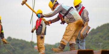 ** ENTWURF ** EU: Schlechte Löhne im Osten, Lohndruck im Westen, Konzerne gewinnen