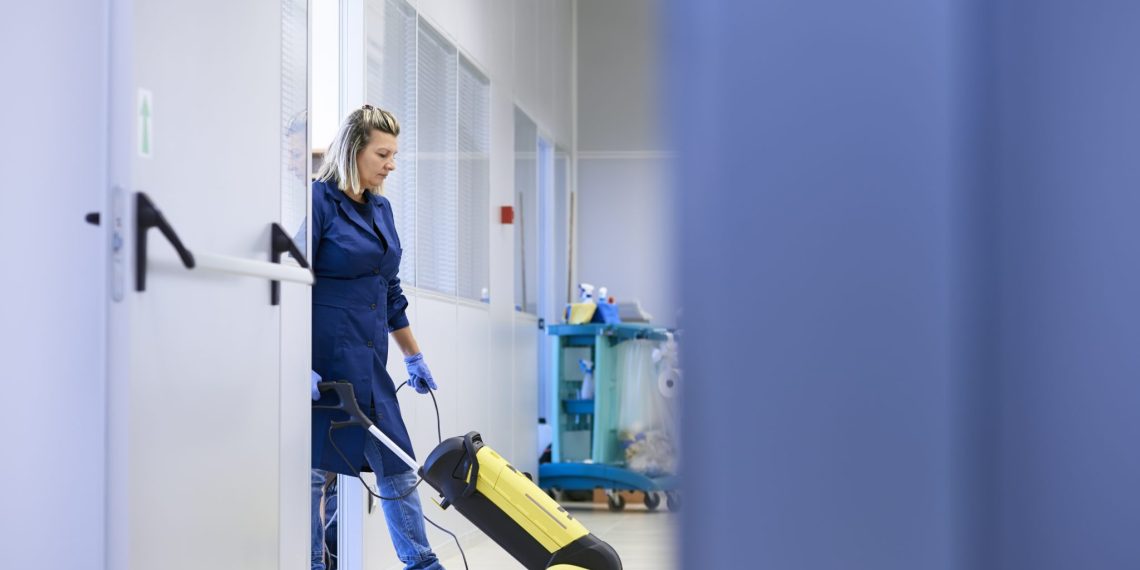 Ausgelagert & benachteiligt: Die Arbeitsbedingungen für Reinigungskräfte müssen besser werden