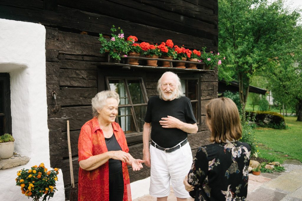 Karl Merkatz und Martha Merkatz vor ihrem Haus in Irrweg. Interview 2021