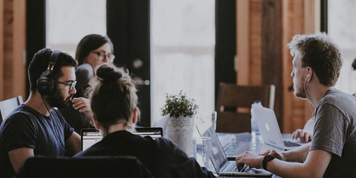 Vollzeit arbeiten für 200 Euro? Unternehmen nutzen ihre Praktikanten aus