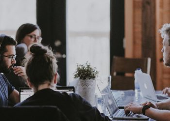 Vollzeit arbeiten für 200 Euro? Unternehmen nutzen ihre Praktikanten aus