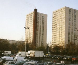 Wohnung sanieren kosten; zwei mehrstöckige Gebäude einer Großwohnsiedlung ind er pariser vorstadt aubervilliers