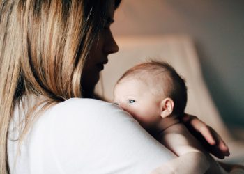Jungfamilien warten ewig auf Familienbeihilfe – doch daran sind Elterngeld und Versicherung gekoppelt