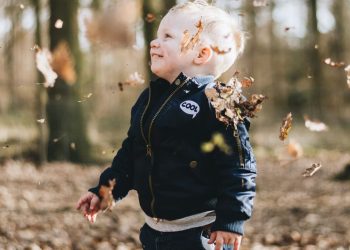 Kleinkind Bub Herbst unsplash